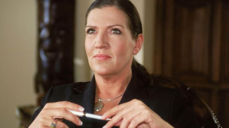 Die Autobahnpolizisten befragen die Firmeninhaberin der Firma Braukmann, Patricia Braukmann (Katy Karrenbauer), bei der Harding und sein Opfer einen Geschäftstermin hatten. Doch sie gibt vor, Harding erst seit kurzem und nur flüchtig zu kennen. – Bild: MG RTL D /​ Guido Engels