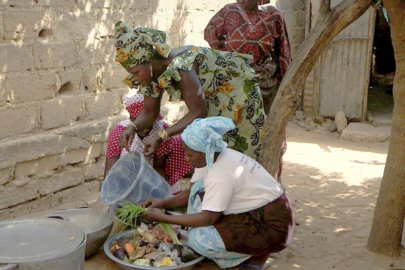 Aliou führt Bernard Fontanille in seine Heimatregion, wo sofort die „Teranga“, die senegalesische Gastfreundschaft, spürbar wird. – Bild: Bonne Pioche Télévision