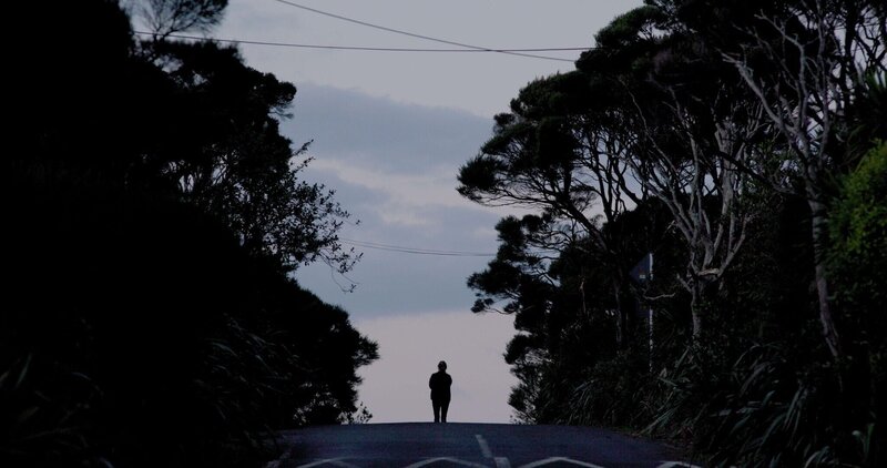 Piha, der Ort, an dem Menschen spurlos verschwinden  +++ – Bild: RTL /​ DARK DORIS FIVE LIMITED 2023