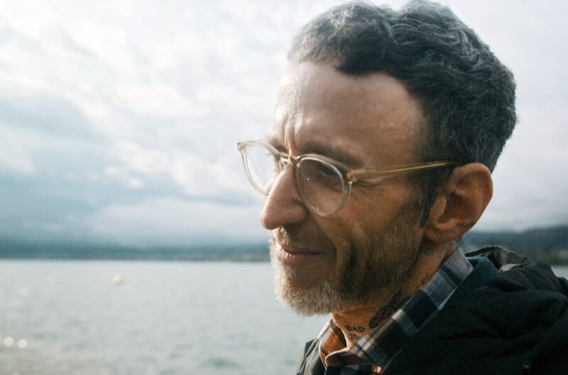 Schriftsteller Thomas Meyer hat selbst viele Trennungen erlebt und ein Buch mit der radikalen Forderung „Trennt euch!“ geschrieben. – Bild: weltrecorder