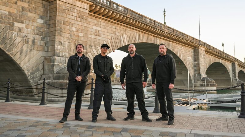 Zak and crew in front of London Bridge – Bild: Travel Channel