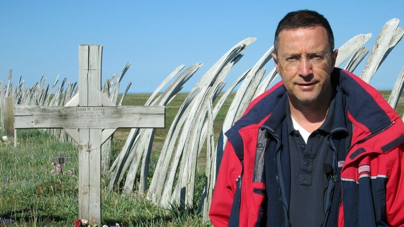Unterwegs in der Aktis: NDR-Reporter Klaus Scherer in Point Hope, Alaska. Der Ort liegt nördlich des Polarkreises. Den Friedhof umgibt ein Zaun aus Walknochen. – Bild: 3sat