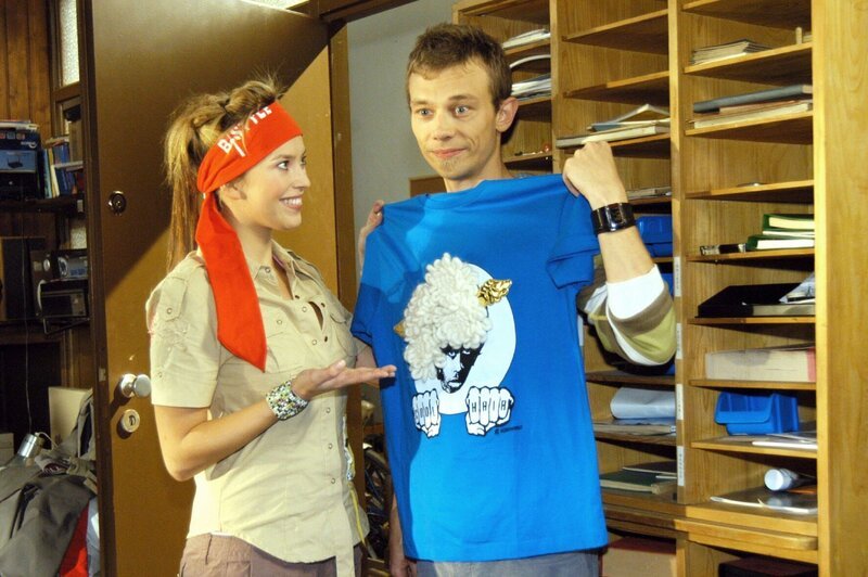 Jürgen (Oliver Bokern, r.) fordert Hannah (Laura Osswald, l.) auf, das angerichtete Chaos in seinem Zimmer zu beseitigen. Doch die denkt gar nicht daran … – Bild: SAT.1