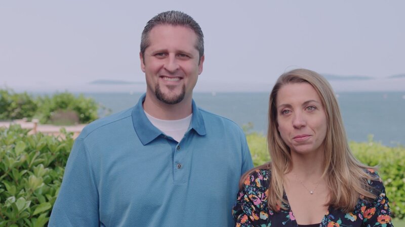 Ein Leben auf dem Campingplatz? Für diese Familie ein Traum! Sie suchen auf ihrem Lieblingsplatz auf Fidalgo Island ein geräumiges Haus, um dort dauerhaft zu leben. Ihre Kinder sollen in der Natur aufwachsen und alle Freuden des Campings im Alltag erleben dürfen. Das Haus auf dem Campingplatz soll eine große Küche und ein Esszimmer haben. – Bild: HGTV