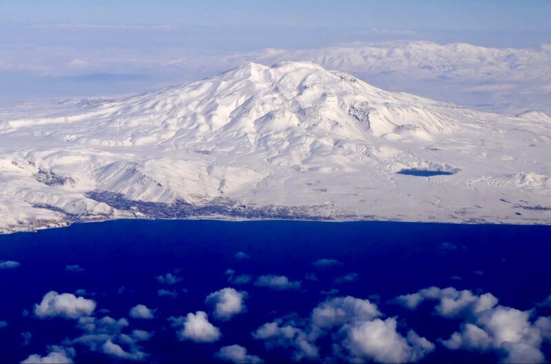 Trotz eisiger Temperaturen im Winter friert der Vansee nicht zu: Grund dafür sind seine Tiefe und das riesige Wasservolumen. – Bild: Ralf Ilgenfritz