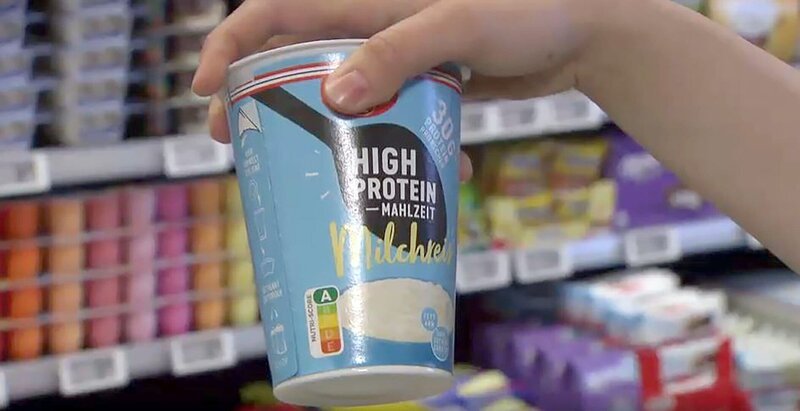 Egal ob Joghurt, Pizza oder Energy-Drink – Lebensmittel mit vielen Proteinen liegen im Trend. Schwarz verpackt und oft von Fitness-Influencern präsentiert, werden sie als Teil eines gesunden Lebensstils beworben. Besonders bei der körperbewussten jungen Generation kommen die Produkte gut an. Viele versprechen sich davon abzunehmen oder gar Muskeln ohne Sport aufzubauen. Ein Milliarden-Geschäft für die Industrie, denn Extra-Protein bringt Extra-Marge. Extra-Abzocke, sagen Konsumentenschützer. Denn zugesetztes Protein, wie etwa Molkeneiweiß, ist nicht nur hochverarbeitet, sondern auch ein Nebenprodukt aus der Käseherstellung. Ein Resteiweiß, das als gesunder Zusatzstoff teuer verkauft wird. Auch Ernährungswissenschaftler und Mediziner warnen vor einem Zuviel an Eiweiß. Denn Energie, die der Körper nicht braucht, lagert er als Fett ein. – Bild: ORF /​ ORF