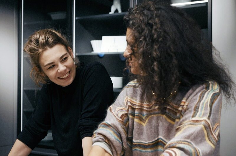 Ronja von Rönne (li.) trifft Leyla Piedayesh (re.), die mit 50 Jahren das Scheitern ihrer Beziehung und ihrer Firma erlebte, aber schließlich wieder Balance in ihr Leben brachte. – Bild: weltrecorder