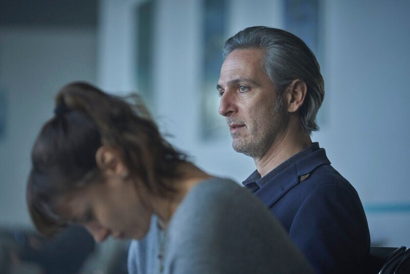 L-R: Ana (Natalia Verbeke), Diego (Ernesto Alterio) – Bild: Telefónica Audiovisual Digital, S.L.U.