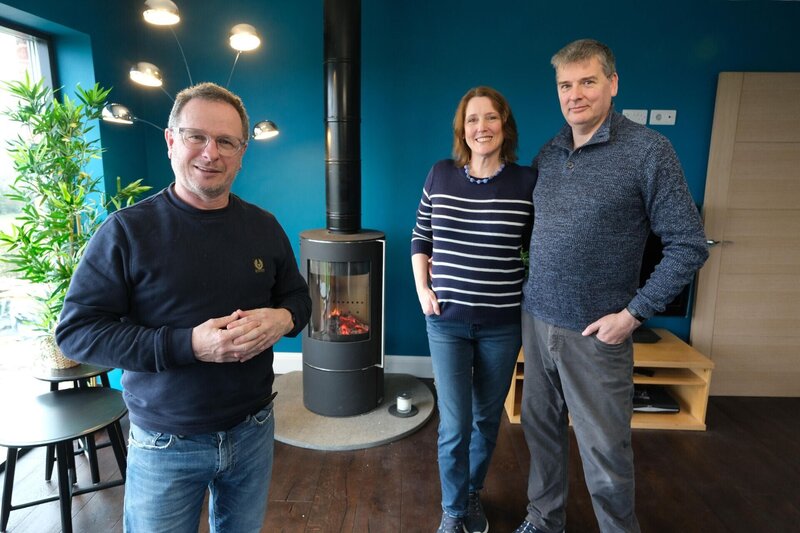 v.l.: Mark Millar, Helen und Simon in ihrem neuen Haus in Shropshire – Bild: RTL /​ Pi Productions Ltd