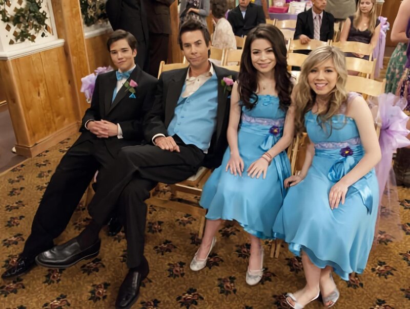 The iCarly crew dolls up in wedding day duds when two fans get married on the show. – Bild: Nickelodeon/​Comedy Central