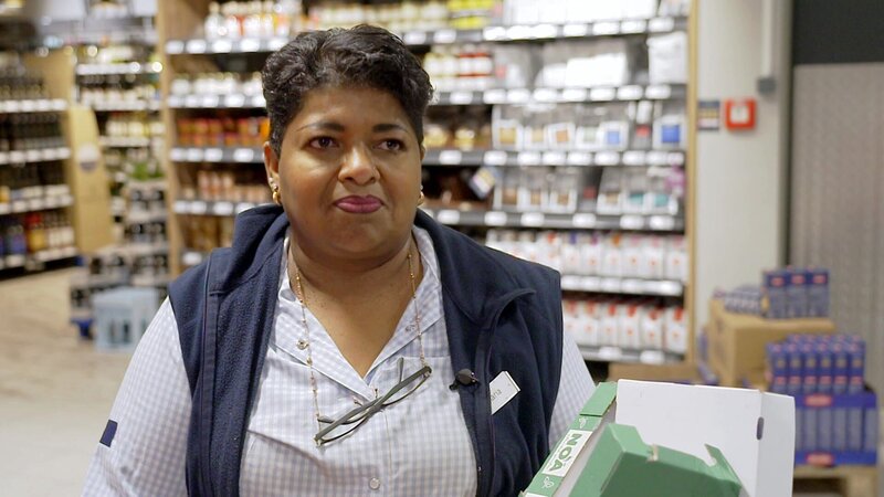 S02E42: Maria wiederum erzählt Miguel von der Krebserkrankung ihres Mannes – und kauft später Blumen für ihn. – Bild: RTLZWEI