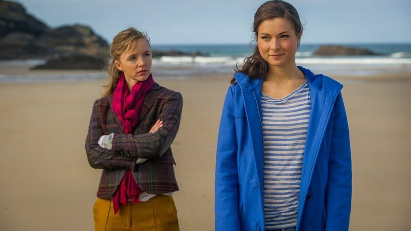 Durch Jennifers Auftauchen hat Steve plötzlich auch bei Cory an Attraktivität gewonnen. Für wenn wird er sich entscheiden. (v. li. n. re. Johanna Klante, Henriette Richter-Röhl) – Bild: ZDF /​ JON AILES