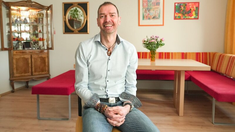 Gregor, 50, Unternehmer aus Niederösterreich ist ein Frauenversteher und Romantiker zugleich. Aber Romantik auf der Leinwand geht ihm besonders nahe: „’Tatsächlich Liebe’ mit Hugh Grant – den Film kann man sich immer wieder anschauen. Und wer da keine Träne verdrückt, naja …“, lacht der Weinviertler herzhaft. Auch fernab der Leinwand trägt er das Herz am rechten Fleck. Nach einigen Jahren allein sehnt sich der Single jetzt wieder nach der richtigen Frau an seiner Seite. Auf die Frage, ob er Frauen verstehe, lacht Gregor: „Nächste Frage!“ Er hat jahrelange mit vier Frauen unter einem Dach gelebt. Mit seinen drei Töchtern und seiner damaligen Partnerin: „Nicht immer war mir alles ganz klar“, sagte er selbstironisch. Gregor sucht seine zukünftige Frau über die „Liebesg’schichten und Heiratssachen“, weil: „der Online-Datingmarkt viel zu oberflächlich ist. Das funktioniert nicht“, plaudert er aus dem Nähkästchen. Von seiner Traumfrau hat Gregor ein klares Bild: „Groß, schlank, mit einem gewinnenden Lächeln – und ich habe eine Schwäche für Locken“. Mit seinen 1,89 Metern darf die Zukünftige ruhig auch etwas größer sein – sportlich, lebensfroh und am besten mit sich selbst im Reinen: „Nur, wer auch ohne Beziehung glücklich ist, kann gemeinsam noch glücklicher werden.“ Charmant und ein bisschen frech darf sie ebenfalls sein: „In Wien sagt man, sie soll a bisserl an ‚Schmäh‘ haben“. Tattoos und Piercings sind für Gregor kein Problem. Ob er selbst Tätowierungen hat, will Nina Horowitz wissen – doch da bleibt er charmant geheimnisvoll: „Das muss die Zukünftige schon selbst herausfinden“, meint er mit einem verschmitzten Lächeln. – Bild: ORF/​Talk TV/​Gustl Gschwantner