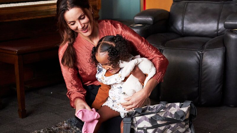 Kümmert sich liebevoll: Stefania Spampinato als Carina DeLuca, Janai Kaylani als Pru Miller – Bild: SRF/​ABC Studios