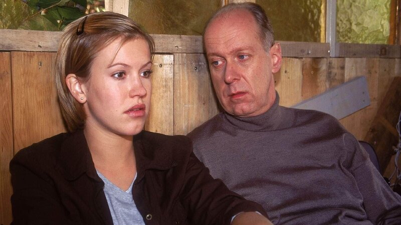 Hendrik (Gottfried Vollmer) ist zu Alex (Wolke Hegenbarth) ins Baumhaus geklettert und will sich mit ihr beraten … – Bild: RTL /​ Guido Engels