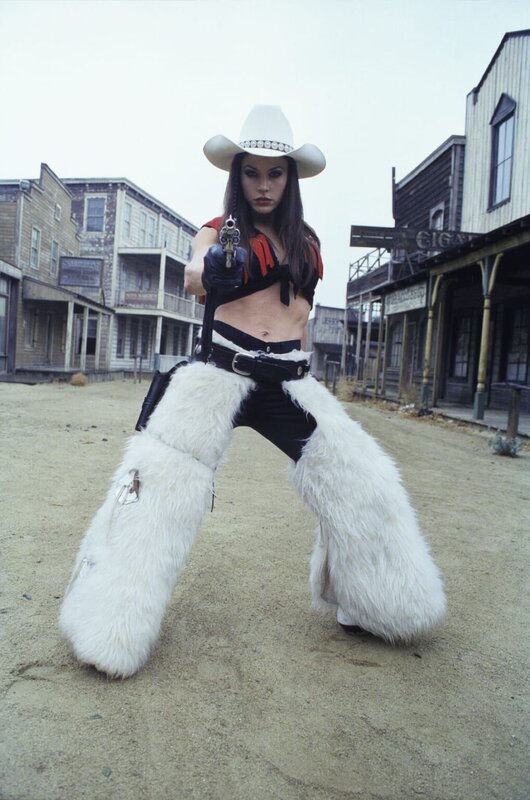 Maitreya (Krista Allen), die virtuelle Kriegerin, hat die Kontrolle über das Computerspiel an sich gerissen schießt auf alles, was ihr in die Quere kommt … – Bild: TM + 2000 Twentieth Century Fox Film Corporation. All Rights Reserved. Lizenzbild frei