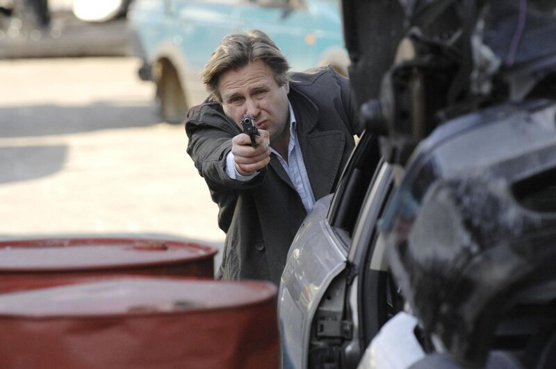 Als Sarah sich in Sicherheit gebracht hat, liefern sich Semir und Krüger (Steffen Münster) eine Schießerei, in deren Folge der Schrottplatz in die Luft fliegt. – Bild: RTL