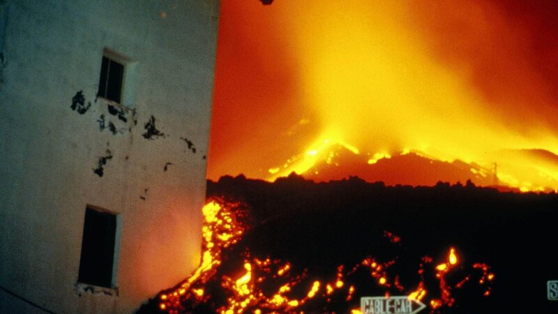 In der Geschichte der Menschheit tauchen immer wieder gigantische Vulkanausbrüche, wie 1983 der Ätna in Italien, und die tragische Geschichte derer auf, die sich nicht rechtzeitig vor Lava, Asche und giftigen Gasen retten können. – Bild: TVNOW/​Bettmann Archive