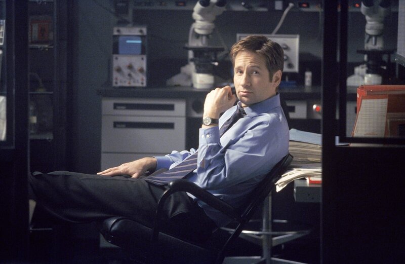 Mulder (David Duchovny) macht Doggeett auf den Tod eines mexikanischen Arbeiters auf einer Bohrinsel im Golf von Mexiko aufmerksam. Dieser ist auf mysteriöse Weise ums Leben gekommen. – Bild: Twentieth Century Fox Film Corporation