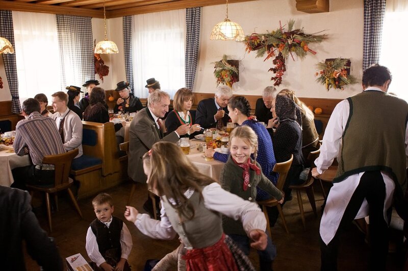 Nach dem Erntedankgottesdienst. Mitte von links: Xaver (Günther Maria Halmer), Ilse (Krista Posch), Bürgermeister (Michael Gampe), Pfarrer (Harald Maier), Ella (Magdalena Kronschläger) und Anna (Sissi Wolf). – Bild: ORF und Christian Schneider