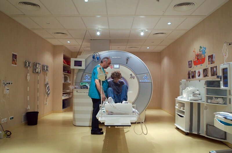 In regelmäßigen Abständen muss Tobi zur Kontrolle ins Krankenhaus. – Bild: Tobias Tempel/​Tellux Film/​BR/​ARTE/​SWR/​WDR