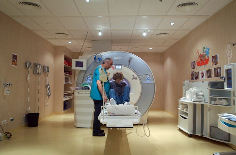 In regelmäßigen Abständen muss Tobi zur Kontrolle ins Krankenhaus. – Bild: Tobias Tempel/​Tellux Film/​BR/​ARTE/​SWR/​WDR