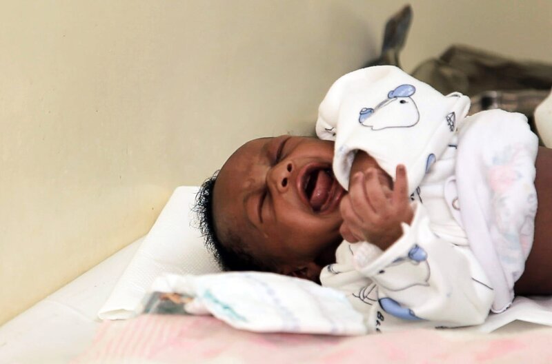 In Kenia wird ein Säugling zur Aids-Prävention beschnitten. – Bild: SWR / SWR/Insa Onken In Kenia wird ein Säugling zur Aids-Prävention beschnitten. – Bild: SWR / SWR/Insa Onken
