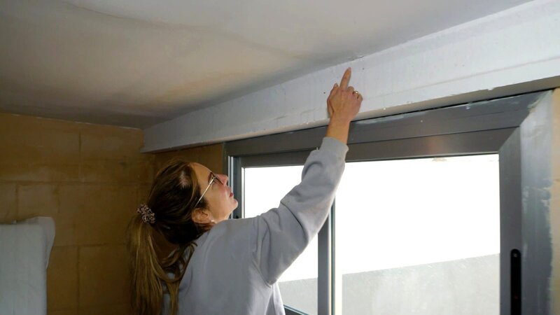 S02E02: Chaotischer Umzug bei den Büchners: Kein Wasser im Haus, kein Klempner zur Hand und ein Wasserschaden auf dem Dach – doch die Familie packt gemeinsam an. – Bild: RTLZWEI