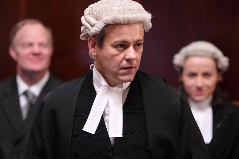 Nick, Rachels Ex-Freund, ist der Verteidiger von Geogios Stelikos, der wegen Mordes und Vergewaltigung in verschiedenen Fällen angeklagt ist. – Bild: Red Production Co Ltd /​ ITV plc /​ Matt Squire