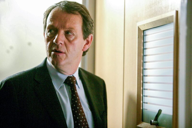 Une jeune fille est retrouvée, errante, au petit matin, dans la campagne d’Oxford, incapable de se souvenir de ce qu’il lui est arrivé. Le médecin découvre qu’elle a été droguée avec un somnifère, et violée. Dans la liste des consommateurs de ce somnifère figure Cooper, professeur d’informatique de son lycée. Lewis et Hathaway éprouvent de la frustration en l’interrogeant, car il dispose de trois alibis en béton, fournis par des amis de jeunesse haut-placés. Mais quelques jours plus tard, Cooper est retrouvé assassiné, et qui plus est, castré. Serait-ce une vengeance après l’agression de la jeune Béatrice ? La police n’a aucune preuve contre Cooper, et Lewis se heurte aux alibis. – Bild: ORF/​ITV