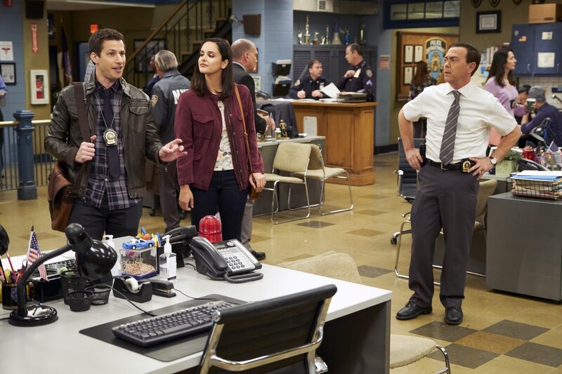 (v.l.n.r.) Jake Peralta (Andy Samberg); Amy Santiago (Melissa Fumero); Charles Boyle (Joe Lo Truglio) – Bild: 2018 UNIVERSAL TELEVISON LLC. All rights reserved. /​ John P. Fleenor Lizenzbild frei