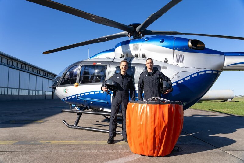 PUR+-Moderator Eric Mayer zu Besuch beim Team der Polizeifliegerstaffel Nordrhein-Westfalen, die rund um die Uhr für Löschhubschraubereinsätze bereit steht. – Bild: ZDF/​Florian Lippke
