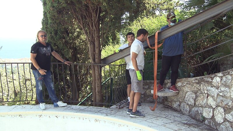 Der Einbau eines großen Stahlträgers stellt Robert und sein Bauteam vor große Herausforderungen. – Bild: RTLZWEI