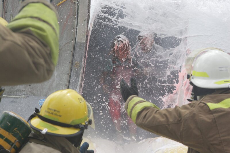 Feuerwehrleute rutschen aus dem Flugzeug. – Bild: Cineflix /​ National Geographic Channels Int