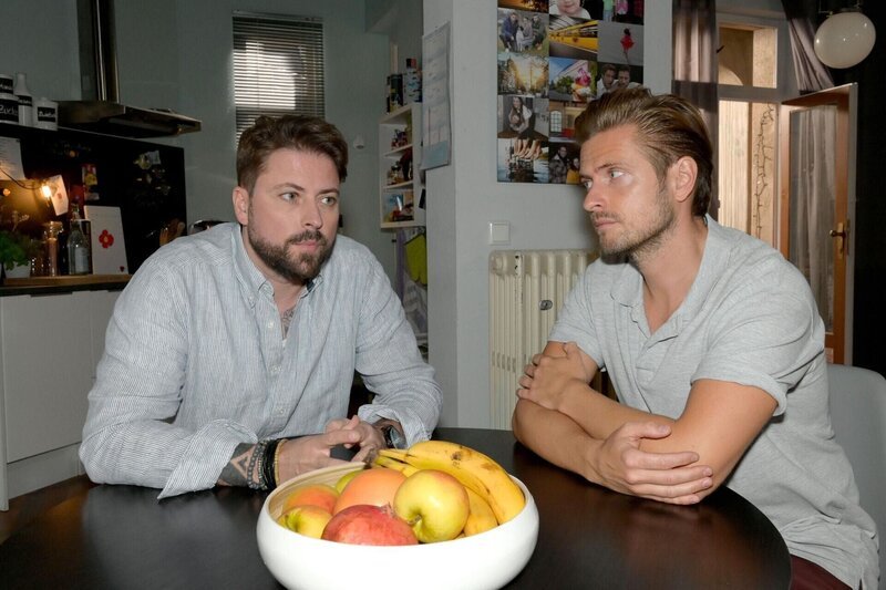 John (Felix von Jascheroff, l.) erklärt Philip (Jörn Schlönvoigt), dass er sich von Laura im Stich gelassen fühlt. – Bild: RTL /​ Rolf Baumgartner