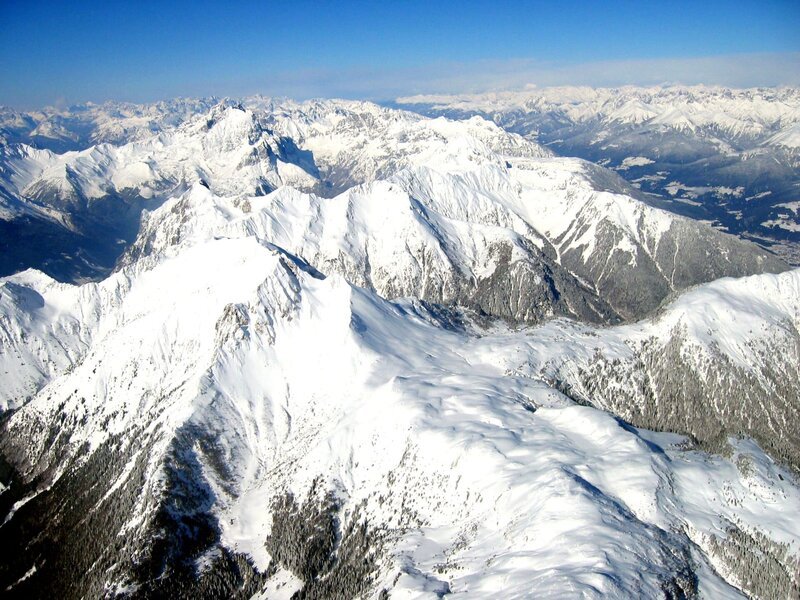 Ganz unten, im Süden Österreichs, an der Grenze zu Italien, liegt ein Gebirgszug, der sich der alpinen Erlebniswelt unserer Tage weitgehend entzogen hat: die Karnischen Alpen. Naturliebhaber schätzen sie wegen ihrer unverdorbenen Ruhe und wegen vieler kleiner Kostbarkeiten - Paradieslilien, Alpenskorpione, Gebirgseidechsen. Weltberühmt wurden die Karnischen Alpen jedoch wegen ihrer Vergangenheit. Hier öffnet die Erdgeschichte Grenzlinien zwischen den Zeitaltern und bietet die seltene Gelegenheit, einen Blick auf Teile jenes Gebirges zu werfen, das vor den Alpen hier stand: Die Karnischen Alpen gelten als ein geologisches Wunderland. Im Bild: Die Karnischen Alpen mit Blick Richtung Westen. – Bild: ORF/Cosmos Fa Ganz unten, im Süden Österreichs, an der Grenze zu Italien, liegt ein Gebirgszug, der sich der alpinen Erlebniswelt unserer Tage weitgehend entzogen hat: die Karnischen Alpen. Naturliebhaber schätzen sie wegen ihrer unverdorbenen Ruhe und wegen vieler kleiner Kostbarkeiten - Paradieslilien, Alpenskorpione, Gebirgseidechsen. Weltberühmt wurden die Karnischen Alpen jedoch wegen ihrer Vergangenheit. Hier öffnet die Erdgeschichte Grenzlinien zwischen den Zeitaltern und bietet die seltene Gelegenheit, einen Blick auf Teile jenes Gebirges zu werfen, das vor den Alpen hier stand: Die Karnischen Alpen gelten als ein geologisches Wunderland. Im Bild: Die Karnischen Alpen mit Blick Richtung Westen. – Bild: ORF/Cosmos Fa
