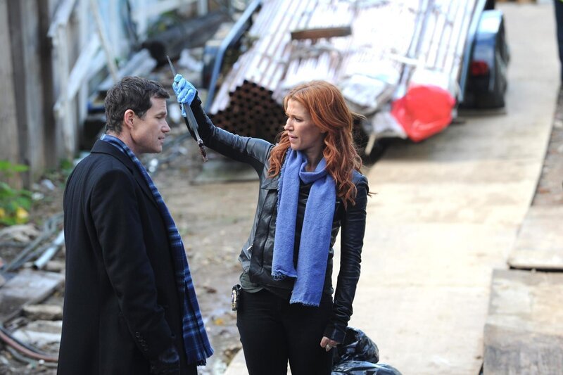 Ermitteln in einem neuen Mordfall: Carrie (Poppy Montgomery, r.) und Al (Dylan Walsh, l.) … – Bild: PLURIMEDIA (Giovanni Rufino /​ CBS)