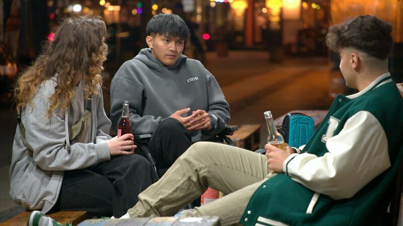 Elias leidet noch unter der Ablehnung seiner leiblichen Mutter. Aber ist Blut wirklich dicker als Wasser? Als er sich bei seinen Freunden entschuldigt und sie ihm verzeihen, erkennt Elias: Seine wahre Familie steht längst hinter ihm. – Bild: RTLZWEI /​ Filmpool