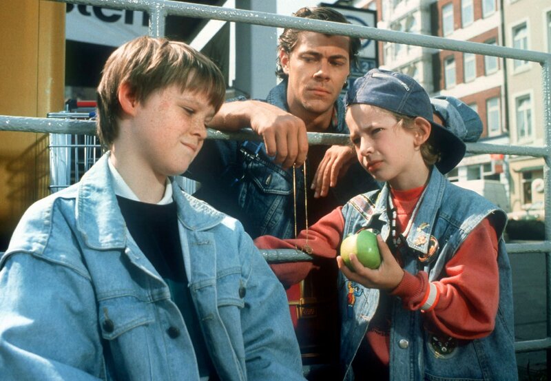 SWR Fernsehen GROßSTADTREVIER, „Mitgegangen, mitgefangen“, am Sonntag (22.05.11) um 22:45 Uhr. Ingo (Sven Martinek, Mitte) bittet seinen Bruder (Guido Zarncke, rechts), ihrer Mutter die Kette zum Geburtstag zu schenken. links: Sven Schneider als Sascha Pohl. – Bild: NDR (S2) NDR-Pressestelle/​Fotostelle (040) 4156⁠–⁠2306