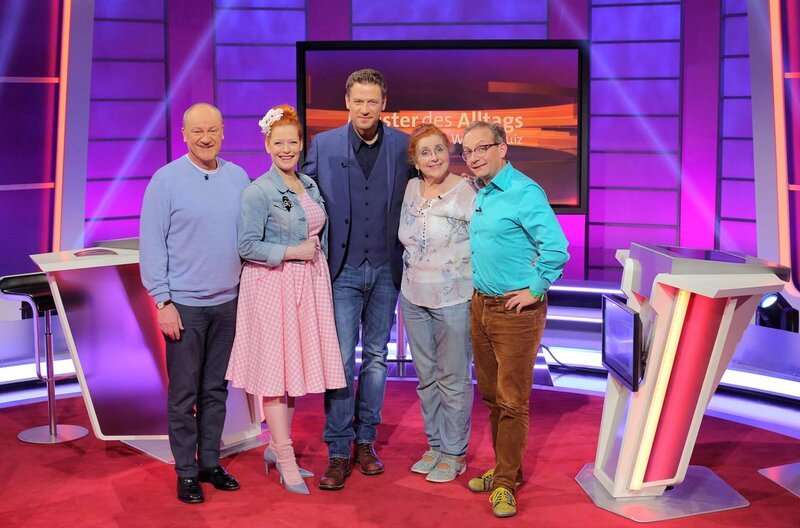 Moderator Florian Weber (Mitte) stellt im Wissensquiz die Alltagstauglichkeit seiner prominenten Kandidaten auf die Probe (v. li.): Bodo Bach, Enie van de Meiklokjes, Alice Hoffmann und Wigald Boning. – Bild: SWR/​Peter A. Schmidt