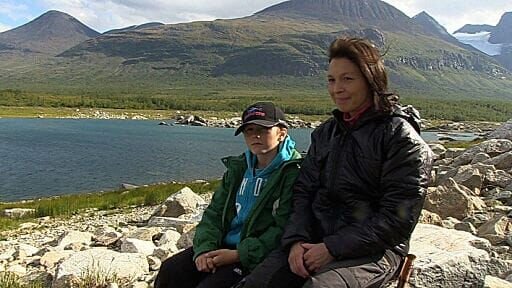 Sommer im Nationalpark Lapponia. Wie die Vögel im Winter in den Süden, so zieht es die Sami wie Victoria Harnesk und ihren Sohn Niila im Sommer ins Fjäll (ins Gebirge zwischen Schweden und Norwegen). – Bild: NDR