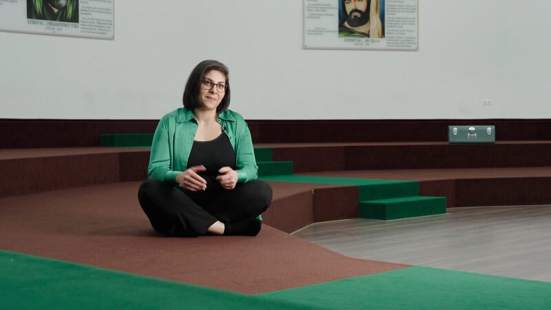 Burcu Demir beim Ritual des alevitischen Einvernehmens im Cem Haus in Wien. – Bild: ORF/​Sternblende