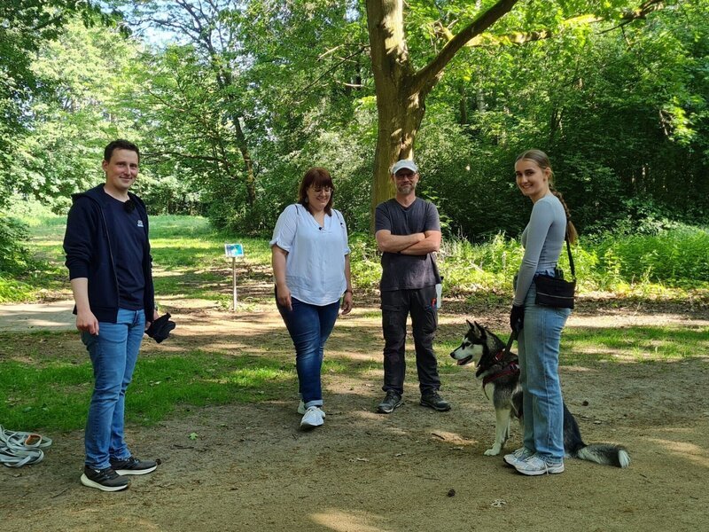 v.l.: Hundetrainer Marcel Wunderlich, Simone, Uwe, Eliana mit Hündin Kira. – Bild: RTL /​ Mina TV /​ Jana Züger