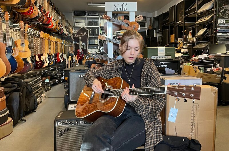 Versunken im Spiel bei „Musik Rotthoff“ - eine neue Gitarre muss her. – Bild: NDR/Juliane Prahl-Rommel / NDR Presse und Information Versunken im Spiel bei „Musik Rotthoff“ - eine neue Gitarre muss her. – Bild: NDR/Juliane Prahl-Rommel / NDR Presse und Information
