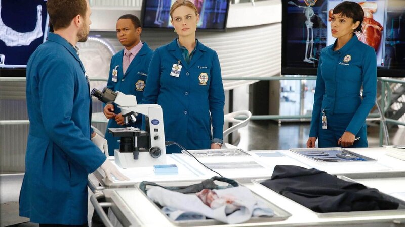(v.l.) Hodgins (TJ Thyne) erläutert Clark (Eugene Byrd), Brennan (Emily Deschanel) und Cam (TRamara Taylor) seine Theorie. – Bild: TVNOW /​ FOX