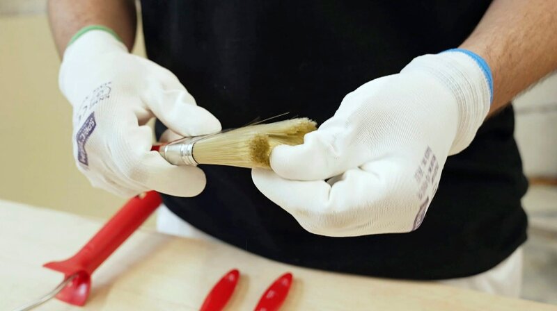 Ein Pinsel wird während eines Sortiment-Vergleichs – zwischen Action und drei Baumärkten – von einem Malermeister überprüft. – Bild: SWR