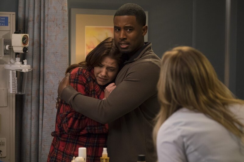 Teresa (Julie Gonzalo, l.) und Ed (Gavin Houston, M.) suchen Rat bei Dr. Robbins (Jessica Capshaw, r.). Kann Teresa ihr Operationstrauma überwinden und so ihr ungeborenes Kind retten? – Bild: American Broadcasting Companies, Inc. /​ John Fleenor