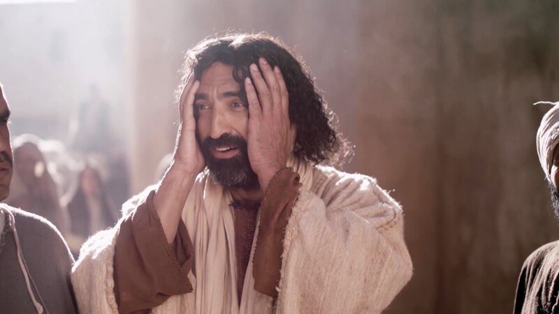 Jesus (Selva Rasalingam) ist erstaunt ueber den Glauben des Hauptmann von Kapernaum – Bild: Bibel TV