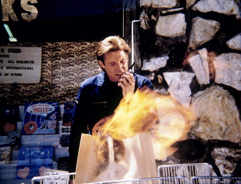 Lee (Bruce Boxleitner) fordert über Funk Hilfe an. – Bild: Viacom