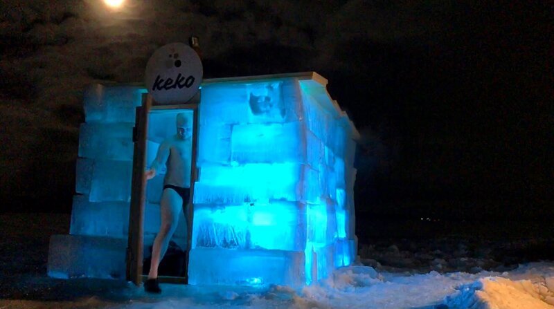Ein Mann verlässt im Dunkeln die von innen beleuchtete Eis-Sauna in Lappland. – Bild: 3sat